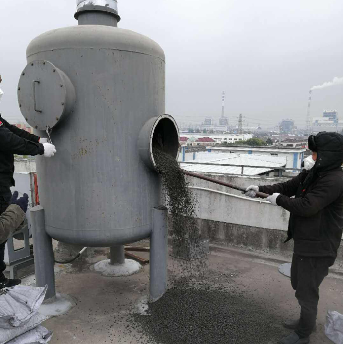 顆?；钚蕴扛鼡Q現(xiàn)場(chǎng)